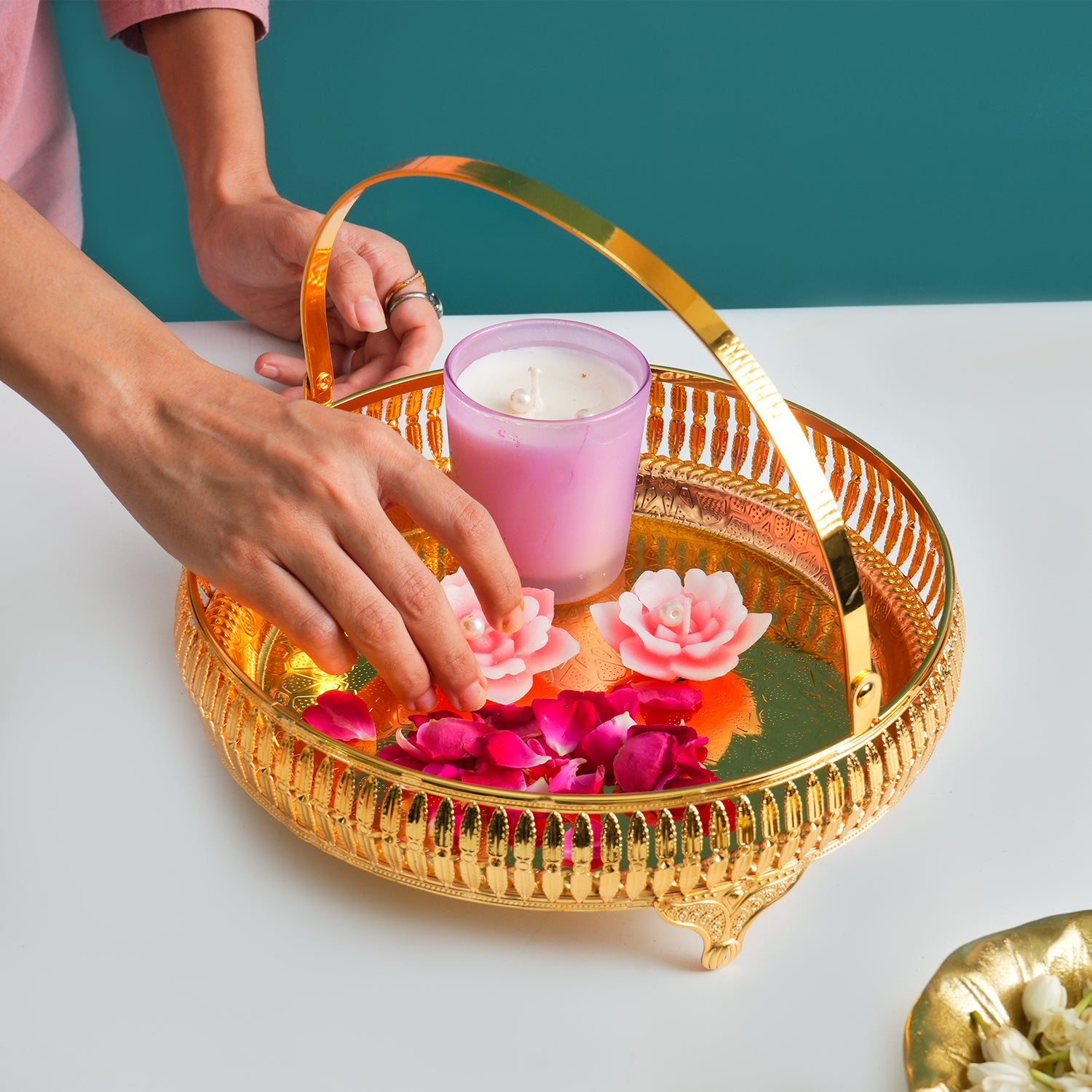 Golden Round Nordic Basket With Handle - Detailed Feature View 2