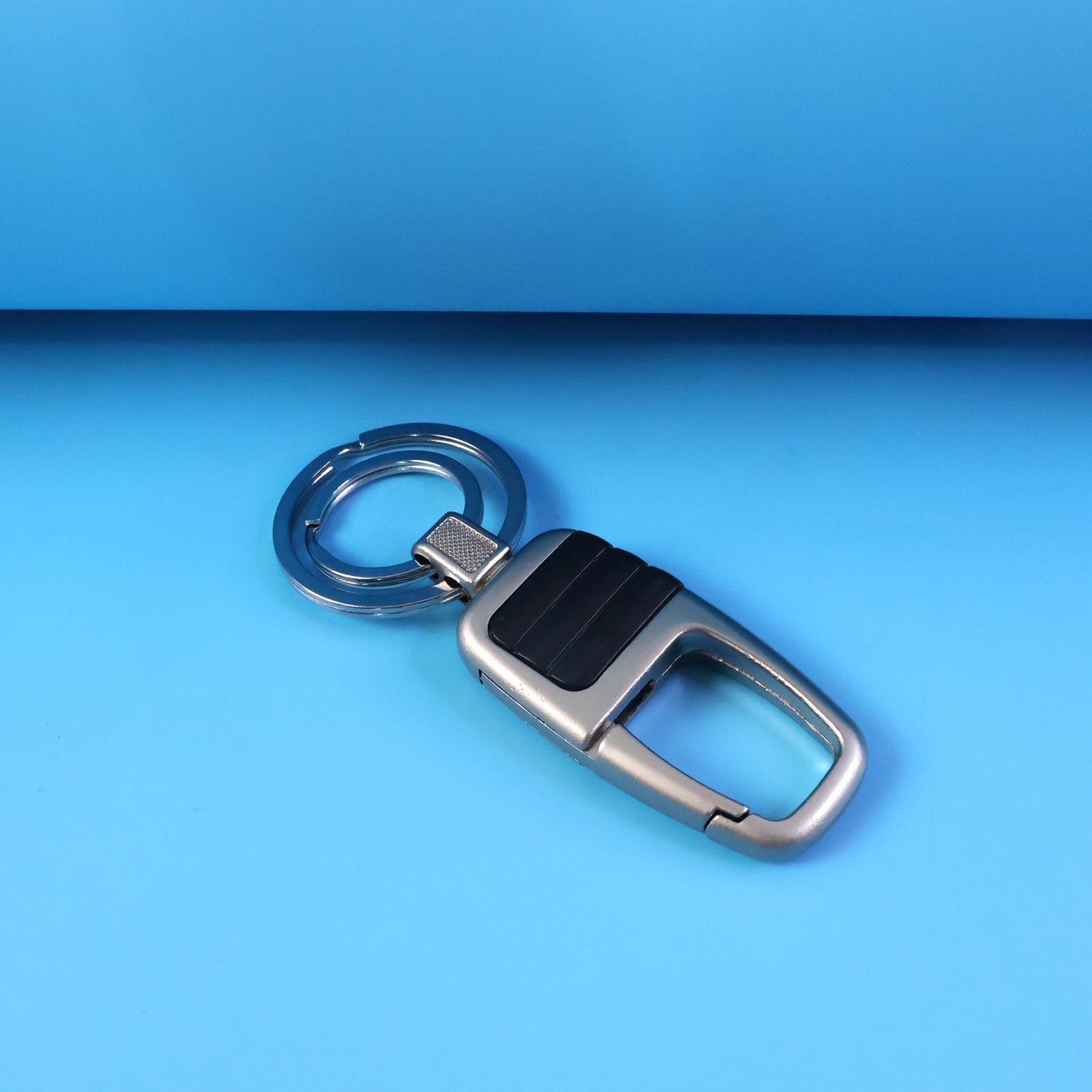 Key Holder – Heavy Duty Metal Carabiner with Secure Ring - Detailed Feature View 3